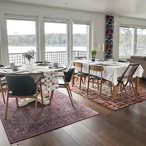 the-luxurious-lakeview-villa-with-a-sauna.find-stockholm-hotels.com/